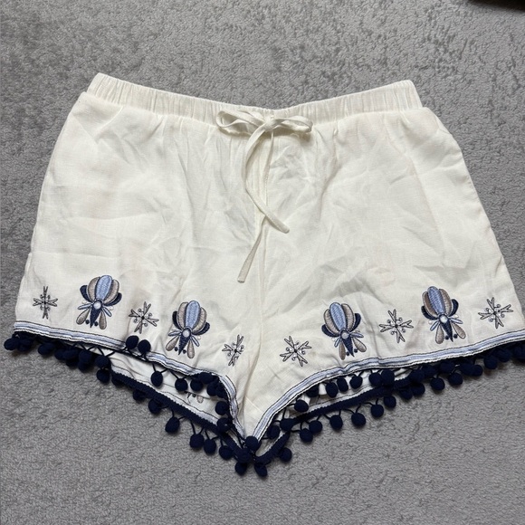 Mi Ami  White Floral Embroidered pom pom shorts with pockets Sz M - Picture 2 of 10